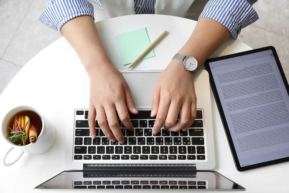 노트북 화면에 표시된 웹 시안 — 계약 전 맞춤 시안 미리보기